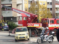 Megane finisce dentro un portone