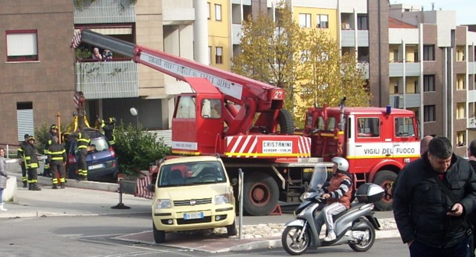 Megane finisce dentro un portone
