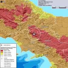 Sisma, la terra continua a tremare
