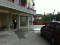 Cade dal balcone e muore, sul caso indaga la Polizia