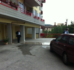 Cade dal balcone e muore, sul caso indaga la Polizia