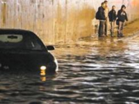 Maltempo, automobilista rischia di annegare