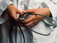 Iscrizione all’albo senza requisiti. Dottoressa nei guai