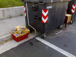 Pasta destinata a chi ne ha bisogno buttata per strada