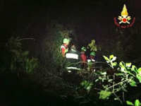 Forza un posto di blocco, fugge nei boschi ma si perde