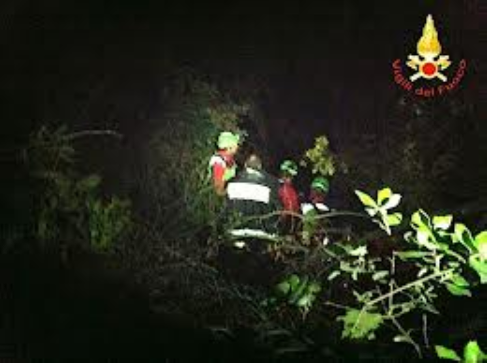 Forza un posto di blocco, fugge nei boschi ma si perde