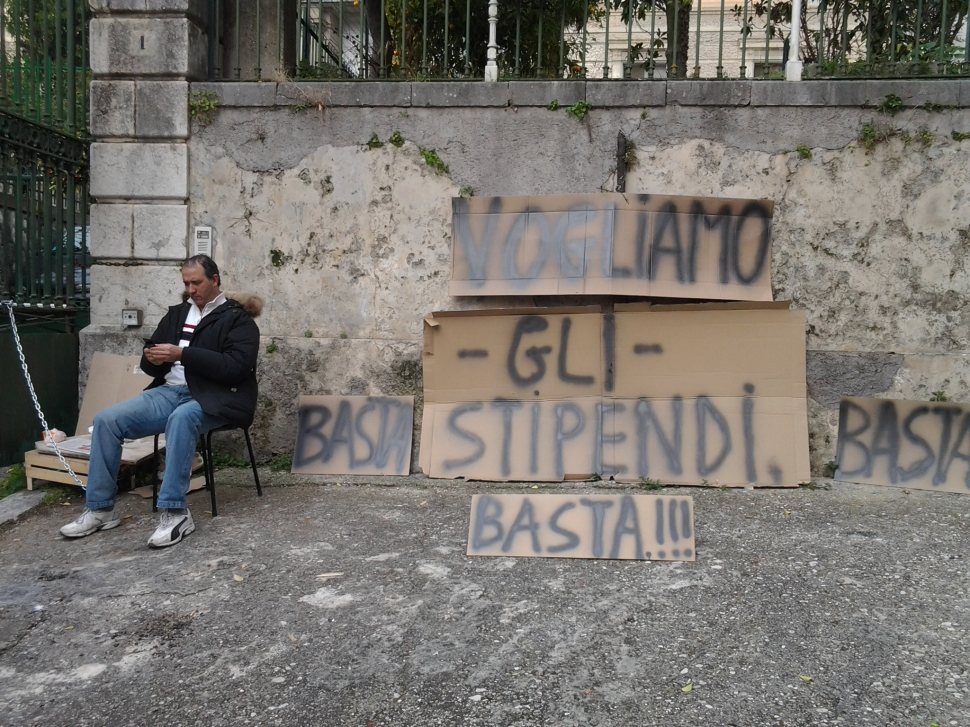 Carsic, clamorosa protesta di un dipendente