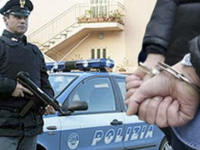 Tenta di occultare droga nel wc, 47enne in manette