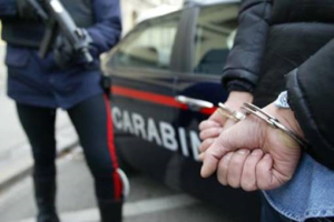 Tenta di occupare un alloggio Iacp armato di piccone, arrestato 25enne