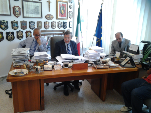 Olio d’oliva spacciato per farmaco antitumorale. Tre indagati