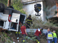 Furgone precipita nella scarpata, due morti