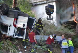 Furgone precipita nella scarpata, due morti