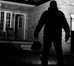 Piazza Molise nel mirino dei ladri, rubate due auto