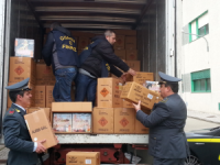 Tenta di corrompere i finanzieri durante un maxisequestro di botti illegali