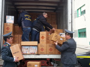 Tenta di corrompere i finanzieri durante un maxisequestro di botti illegali