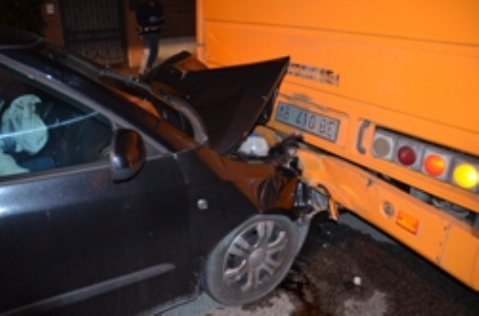 Skoda tampona autobus. 42enne in ospedale