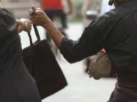 Scippata mentre passeggia con la nipotina, panico al Cep