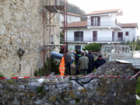 Crolla il solaio, muore un 56enne