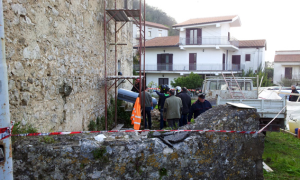 Crolla il solaio, muore un 56enne