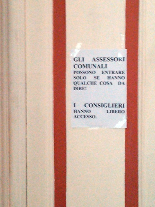 Monito sulla porta del sindaco