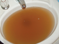 Acqua rossa dai rubinetti, esposto in Procura