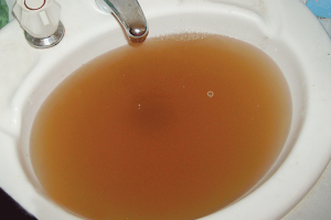 Acqua rossa dai rubinetti, esposto in Procura