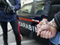 Tenta di strangolare il padre, fermato in extremis dai Carabinieri
