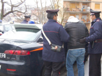 Massacra di botte la famiglia. 30enne in manette