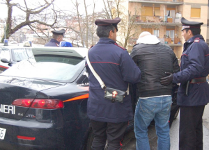 Massacra di botte la famiglia. 30enne in manette