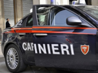 Rubano una panchina in esposizione, denunciati per furto aggravato