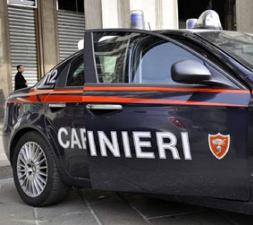 Rubano una panchina in esposizione, denunciati per furto aggravato