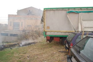 Incendio di sterpaglie a pochi metri dai veicoli in sosta