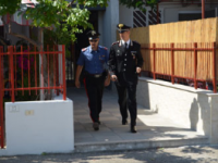 Spara alla compagna e poi si toglie la vita