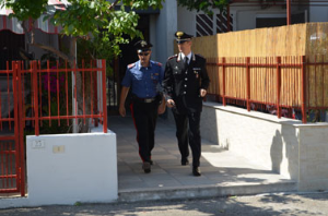 Spara alla compagna e poi si toglie la vita