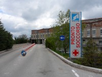 Auto finisce fuori strada, coppia in ospedale