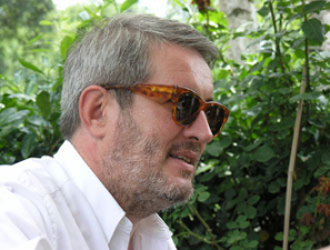 “Un paese di dettagli colorati con un silenzio traforato di luce”