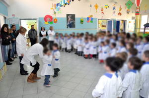 Montenero, il sindaco consegna le uova di Pasqua ai bambini