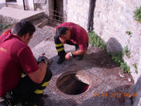 Gattina intrappolata in un tombino, salvata dai vigili del fuoco