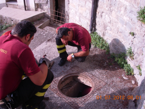 Gattina intrappolata in un tombino, salvata dai vigili del fuoco