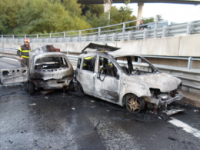 Due auto in fiamme, occupanti salvi per miracolo