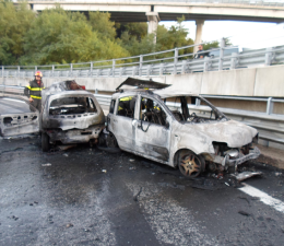 Due auto in fiamme, occupanti salvi per miracolo