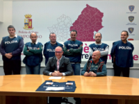 Prometteva titoli per accedere al mondo del lavoro in cambio di soldi, 30enne nei guai