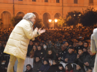 Grillo sfratta tutti: mandiamoli a casa