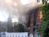 In fiamme l’hotel Roxy, sarà demolito