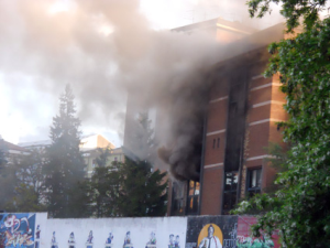 In fiamme l’hotel Roxy, sarà demolito