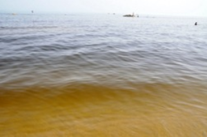 Chiazza scura in mare, effettuati i prelievi ambientali