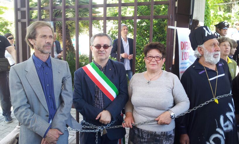 Ss Rosario, Sorbo si incatena ai cancelli dell’ospedale