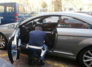 Falsificavano assegni per l’acquisto di auto, arrestati 21 Rom