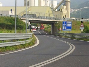 Mezzo pesante si ribalta, chiusa la statale 85 Variante