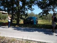 Si schianta contro una quercia, muore 26enne